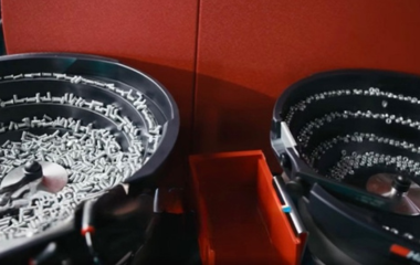 Slimmer en sneller inpersen met automatische aanvoer